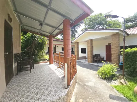 Samet Bell House Отели рядом с достопримечательностью «Ao Thian»