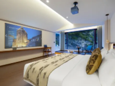 BIPENG SEASONSPRING RESORT Hotels in Li County