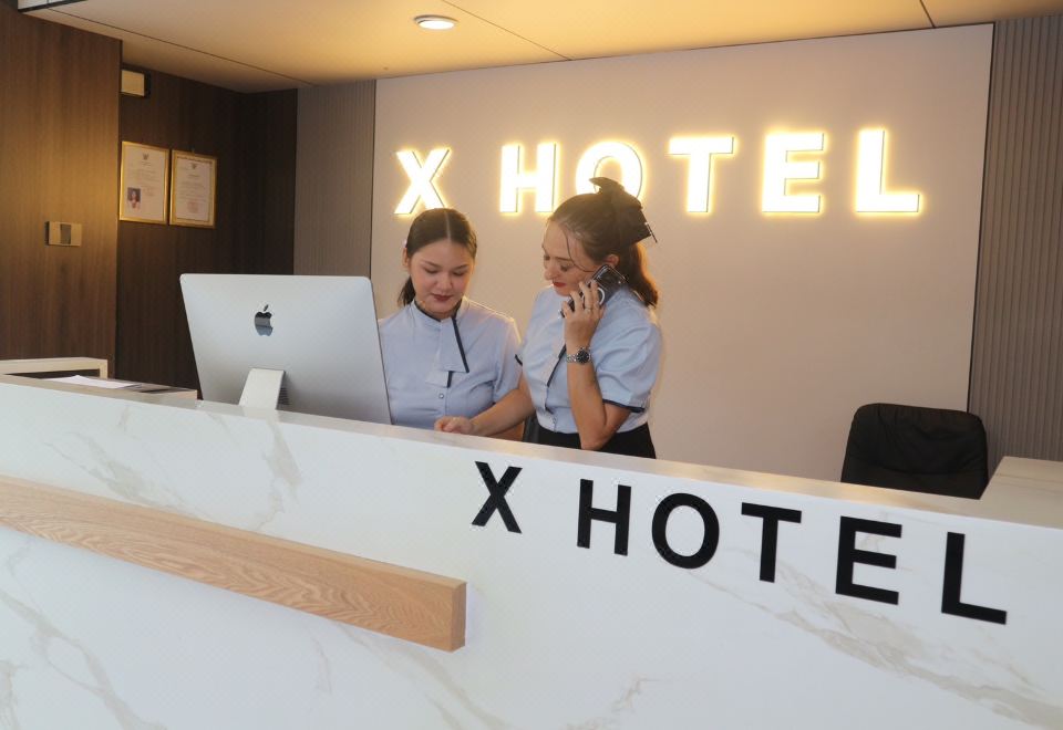 X Hotel Pattaya의 현대적인 로비
