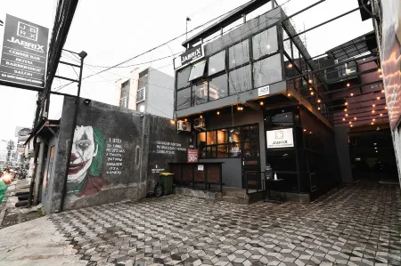 Jabrix Hotel Mitra RedDoorz Отели рядом со станцией Cikudapateuh Train Station