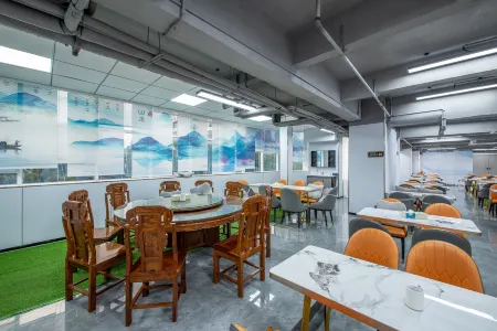 Vienna Hotel (Lingnan Xintiandi Branch, Zumiao Museum, Zumiao, Foshan City) Отели рядом со станцией Foshan West Railway Station