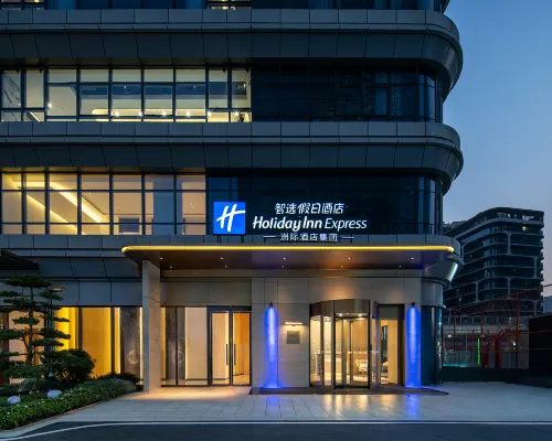 Holiday Inn ExpressChengdu Phoenix Mountain Hotels near Xindu