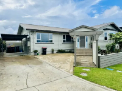 Large 1Br Suite and Private Lounge Hotels in 