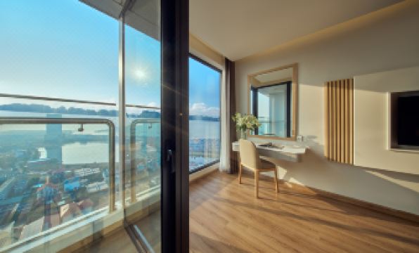 DeLaSea Ha Long Hotel - Modern Bayview Escape