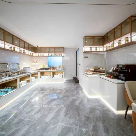 Magnolia business Hotel (Dalian Donggang Business District Harbour Plaza Subway Station Branch) Отели рядом с достопримечательностью «Далянь Харбор»