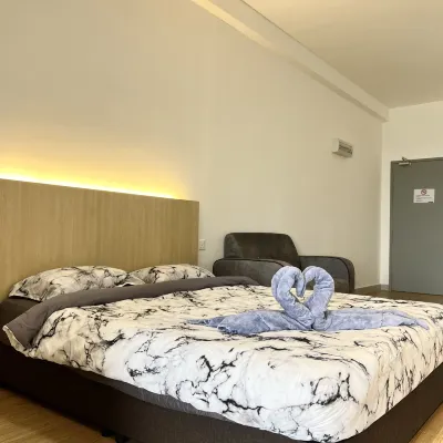 Netizen Residence Bandar Tun Hussein Onn MRT by AsHome Hotels near Sungai Long Lake View
