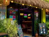 Discozoo BAR and HOSTEL Các khách sạn gần Bãi biển Haad Rin