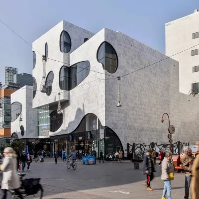 Cove Centrum Hotels near Childrenbooks Museum