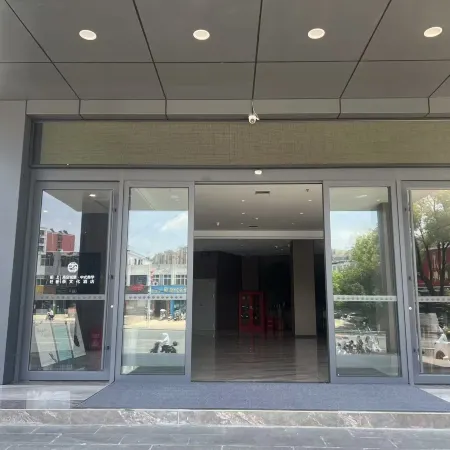 Moshang Light Luxury City View Tea Hotel (Xinyang Railway Station)