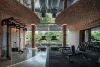 Zhuhai Lishang Hotel (Lvren Road Beach Swimming Pool) - parking