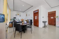 RedDoorz Premium Near Stasiun Lenteng Agung -  อินน์