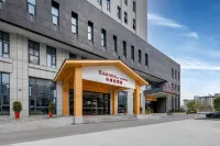 Yangzhou  Ramada Wenchang Pavilion Hotel Отели в г. Янчжоу