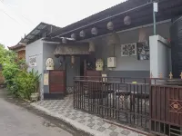 Gedhong Hostel Hotels near Sampalan Harbor