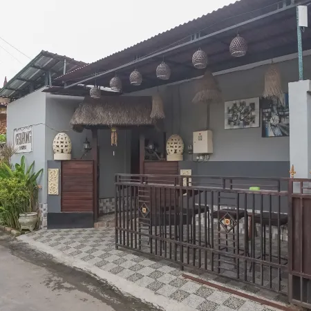 Gedhong Hostel Отели рядом с достопримечательностью «Бухта Сампалан»