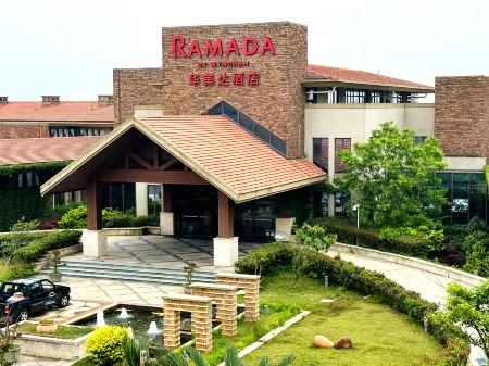 Ramada Hotel Long Beach, Shengsi Отели рядом с достопримечательностью «Dabei Mountain»