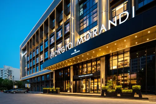 The GiorgioMorandi Hotels (Linyi Jinqueshan Wanda) - جاكوزي