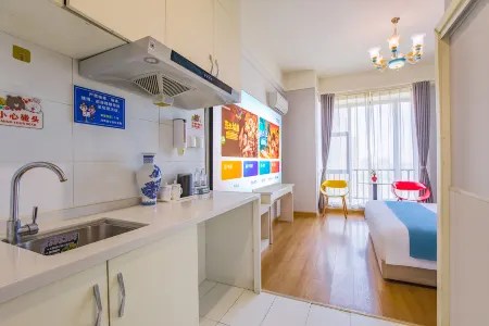 Qingmo Yunju Movie Hotel (Zhengzhou University Henan University of Technology Subway Station) Отели рядом с достопримечательностью «Zhengzhou University of Light Industry (Shuiniuzhang)»