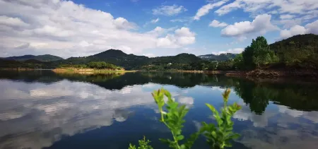 Nanbu County Yaxinyuan Fisherman's House Отели рядом с достопримечательностью «Shengzhong Lake»