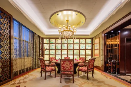 Golden Ray International Hotel Отели рядом с достопримечательностью «Yiling Square»