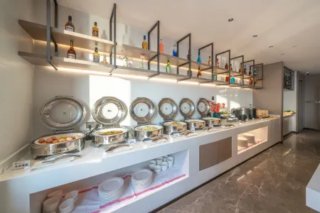 Shuyue Hotel (Shaoxing Lu Xun's Hometown Resort Area Olympic Sports Center Store) Отели рядом с достопримечательностью «Shaoxing College of Arts and Science Yuanpei College»