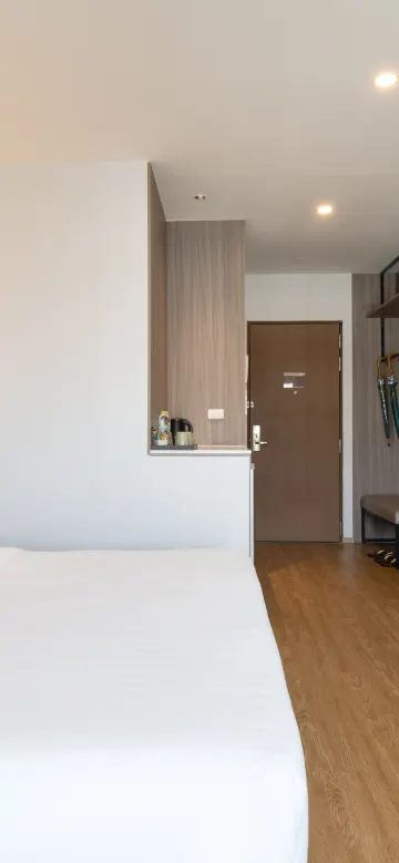 ห้องพรีเมียมเตียงคิงไซซ์ วิวสระว่ายน้ำ