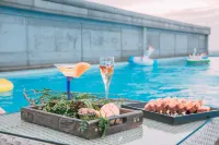 Newark Hotel - Rooftop Pools