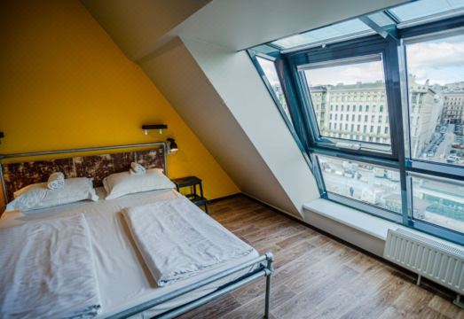 봄바츠 호스텔의 내부 바 공간