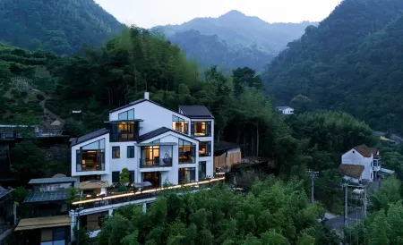 A house hidden between mountains Отели рядом с достопримечательностью «Jiulongxia Scenic Area»
