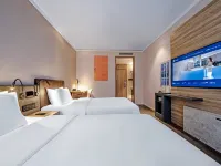 HanTing Premium Hotel (Shanghai Loushanguan Road Subway Station) Hotels near Changning