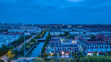 Vatica Hotel (Shanghai International Tourist Resort Huaxia East Road Metro Station)