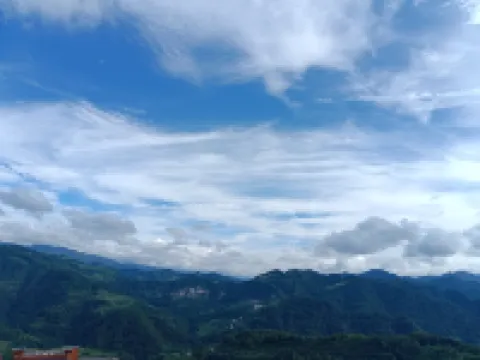 โรงแรมอิงซื่อฟางรู่เจีย เหลยซาน (ศูนย์บริการนักท่องเที่ยวประตูตะวันตก หมู่บ้านชนเผ่าเหมียวพันหลัง ซีเจียง สาขา)