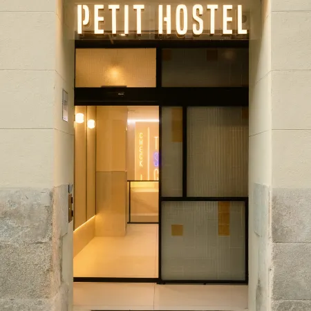 Petit Hostel Palacio Real Отели рядом с достопримечательностью «Карабанчель»