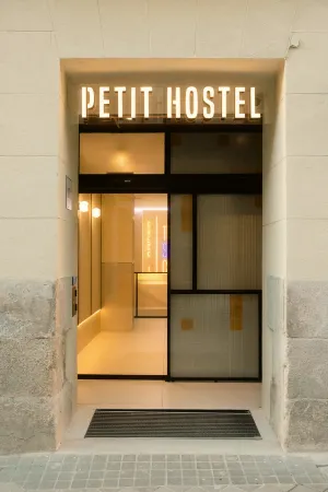 Petit Hostel Palacio Real Отели рядом с достопримечательностью «KeepCoding»