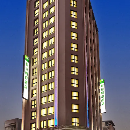 Holiday Inn Express KAOHSIUNG LOVE RIVER by IHG Отели рядом с достопримечательностью «Пляж Цицзин»