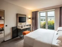 Sheraton Duesseldorf Airport Hotel Hotels near Kaiserswerth