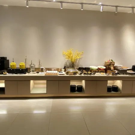 Vienna International Hotel Guangzhou railway station Sanyuanli subway station Отели рядом с достопримечательностью «Парк Луху»