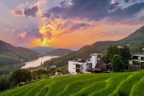 Floral Lux Hotel·Yichun Jiuyu Xinzhi Light Luxury Homestay (Mingyueshan Hot Spring Resort Branch) Hotel a Yichun