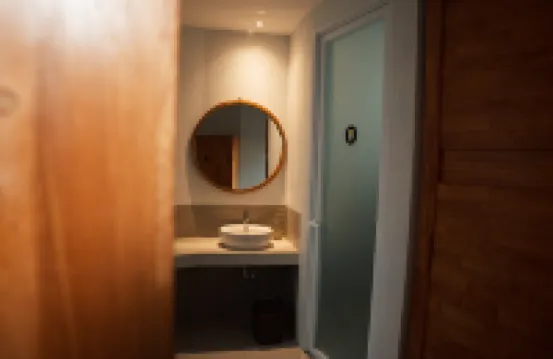 كوكو آند باينابل بانتس هوستل