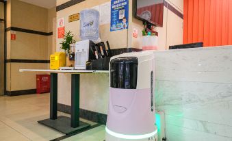 A Chain Hotel (Sunshine Night Market)