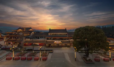 Wudang Mountain Wanda Yue · Before Pilgrimage Hotel (Wudang Mountain Scenic Area Ticket Office) Отели рядом с достопримечательностью «Wudang Mountains Ancient Building Complex»