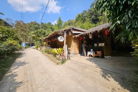 Mae Mae Home Отели рядом с достопримечательностью «Tree House Hideaway»