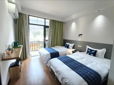 Yaogu • Ranyun Mountain Retreat Humanities and Health Resort (Yaogu Buyi Village, Libo) Chuandong Anti-Japanese Relic Site 주변 호텔