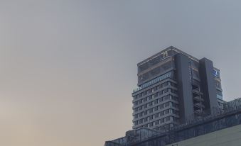 1. 더 게이트 호텔..