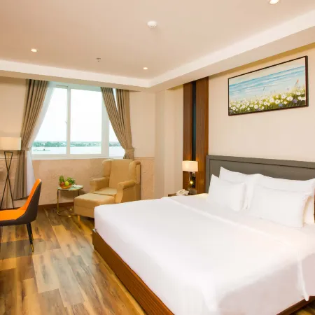Van Phat Riverside Hotel
