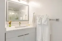 Newly Reno’d Oceanview Luxe Stay w/ Free Parking