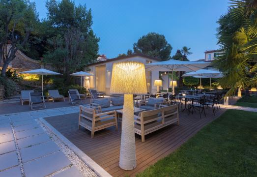 팔라초 카스트리 1874의 실내 수영장