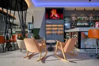 Spark by Hilton Luton - С баром