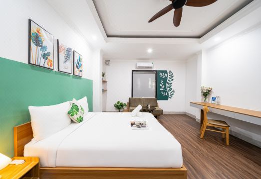 민트 에어포트 호텔의 셀프 체크인 키오스크나 현대적인 객실