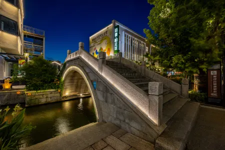 Qiexi·Xiangjianhuan Dream Car Linhe Homestay Hotel (Nanxun Ancient Town Scenic Area) Отели рядом с достопримечательностью «Zhejiang University of Water Conservancy Hydropower (Nanzhang Campus)»