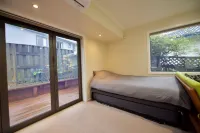 Family-Friendly 1BR in Howick, Near Beach & Cafes Hotels in 